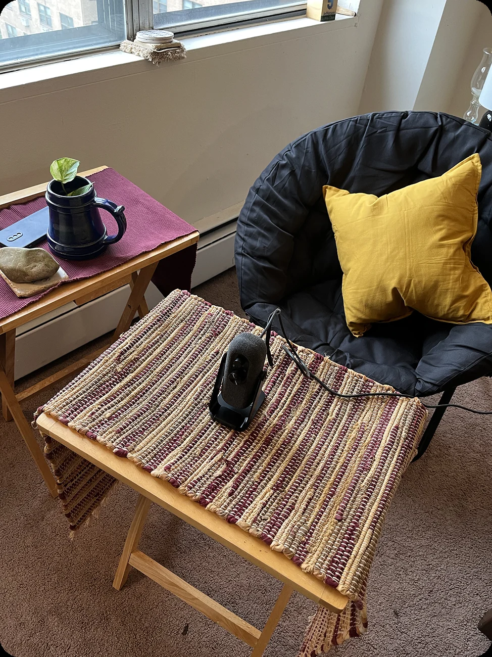 The corner where the podcast is recorded: a chair, a folding table and a microphone.
